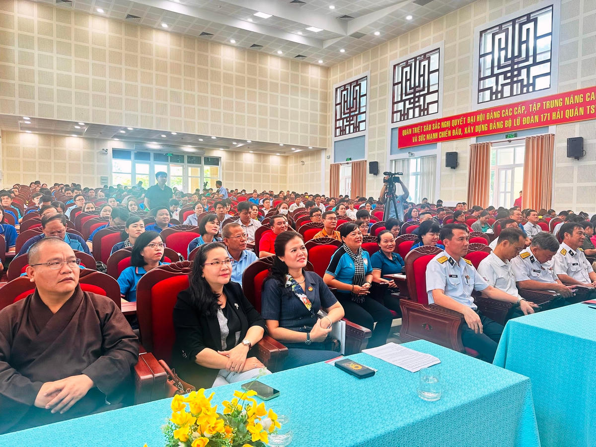 Hơn 300 đại biểu tham gia hội nghị. Ảnh: Mạnh Thìn.