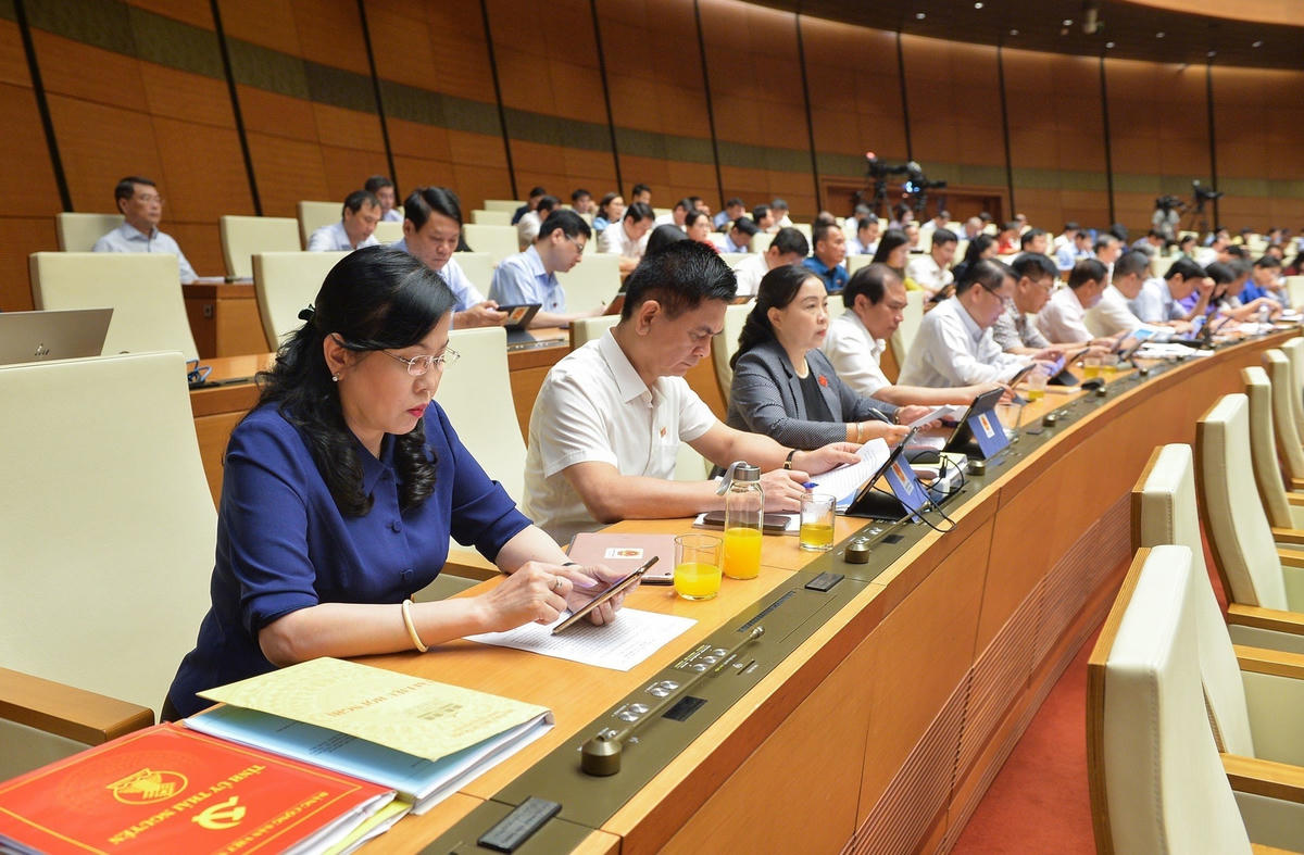 Các ĐBQH tham dự kỳ họp. Ảnh: Quang Vinh.
