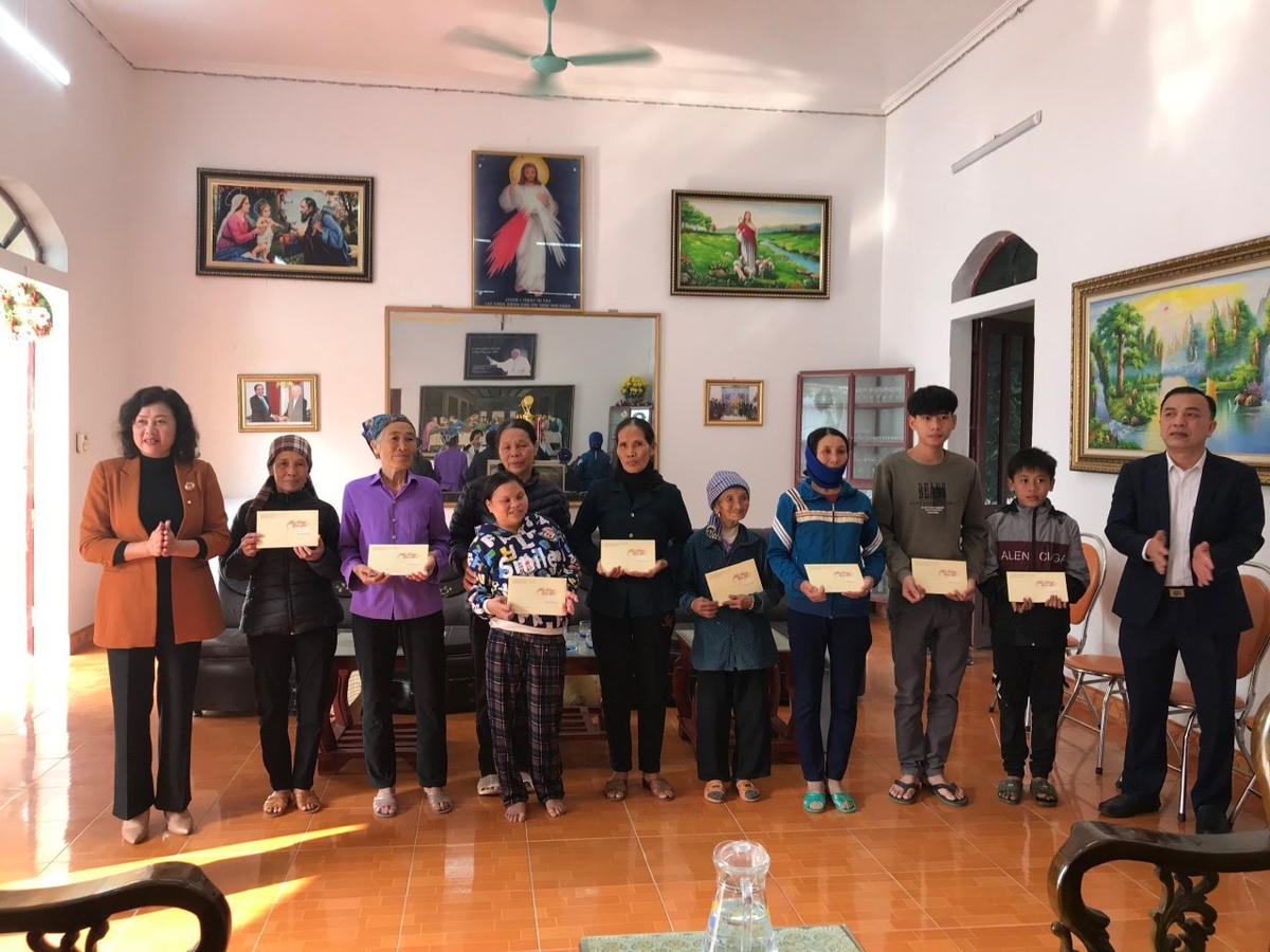 Bà Lê Thị Huyền - Phó Chủ tịch Ủy ban MTTQ tỉnh Thanh Hóa (ngoài cùng bên trái) thăm và tặng quà động viên bà con giáo dân tại Giáo xứ Phúc Lãng, huyện Quảng Xương.
