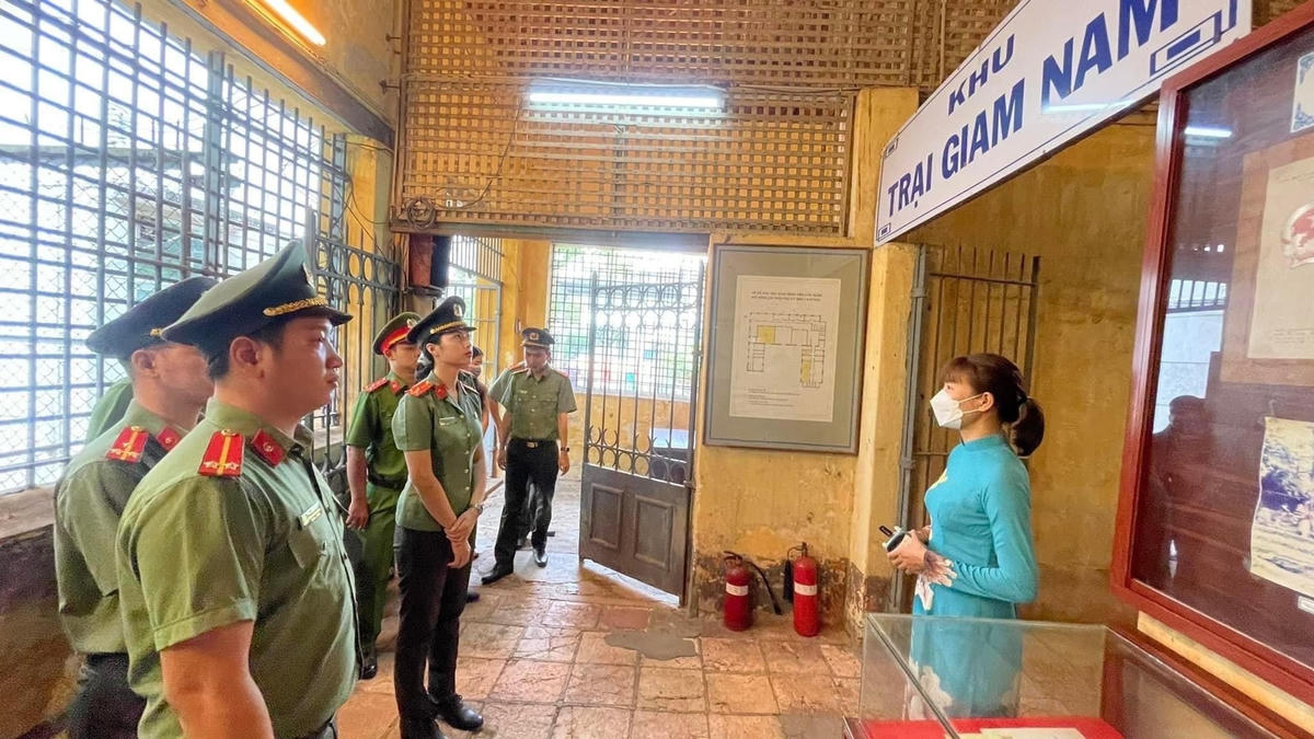 Tuổi trẻ Công an TP HCM tìm hiểu, học tập lịch sử Khu trại giam Bệnh viện Chợ Quán vào sáng 6/9.