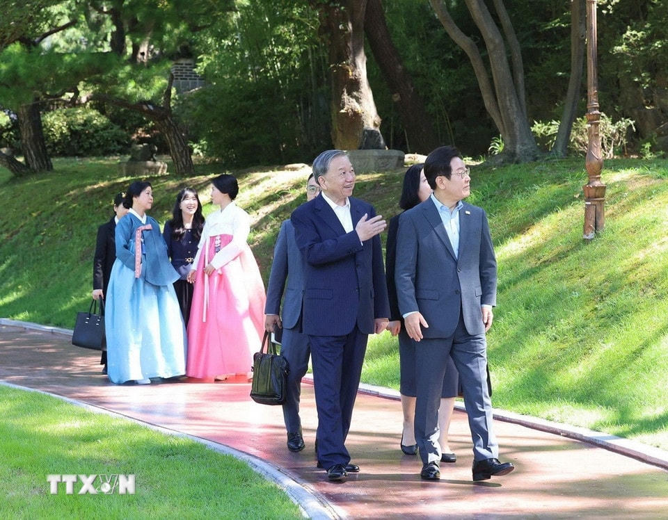 Tổng Bí thư Tô Lâm và Phu nhân cùng Tổng thống Hàn Quốc Lee Jae Myung và Phu nhân đi dạo trong khuôn viên Nhà Xanh. (Ảnh: Thống Nhất/TTXVN)
