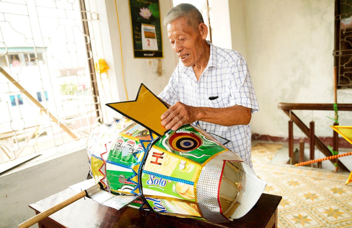 Hơn 30 năm gắn bó với nghề nhưng không phải năm nào đèn Trung thu truyền thống cũng đắt hàng. Tuy nhiên, bằng niềm đam mê và mong muốn gìn giữ nét văn hóa truyền thống, chưa bao giờ ông có ý định từ bỏ nghề làm đèn lồng truyền thống.