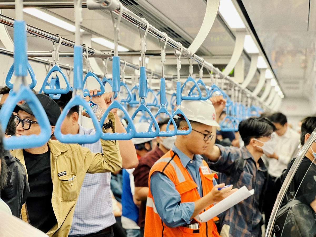 Hành khách vận hành thử tuyến metro số 1