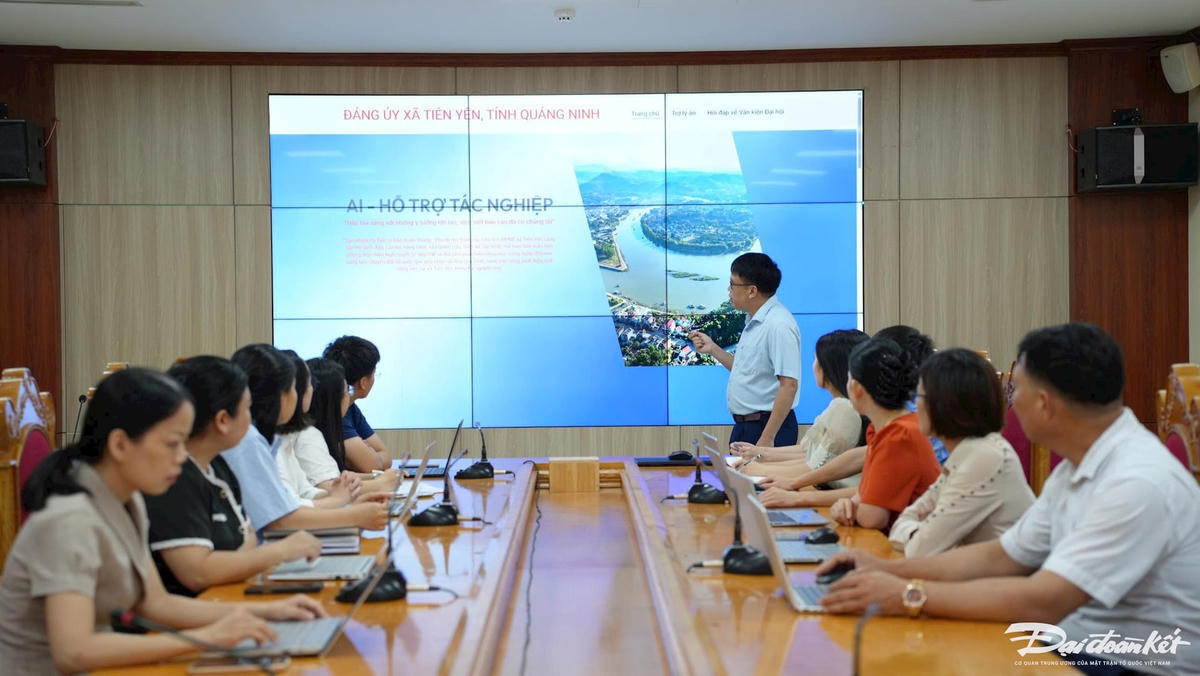 Phó Bí thư Đảng ủy xã Tiên Yên Đào Xuân Thắng phổ biến cho cán bộ, Đảng viên về trợ lý ảo https://xatienyen.org/ Ảnh: Trần Hoàn.