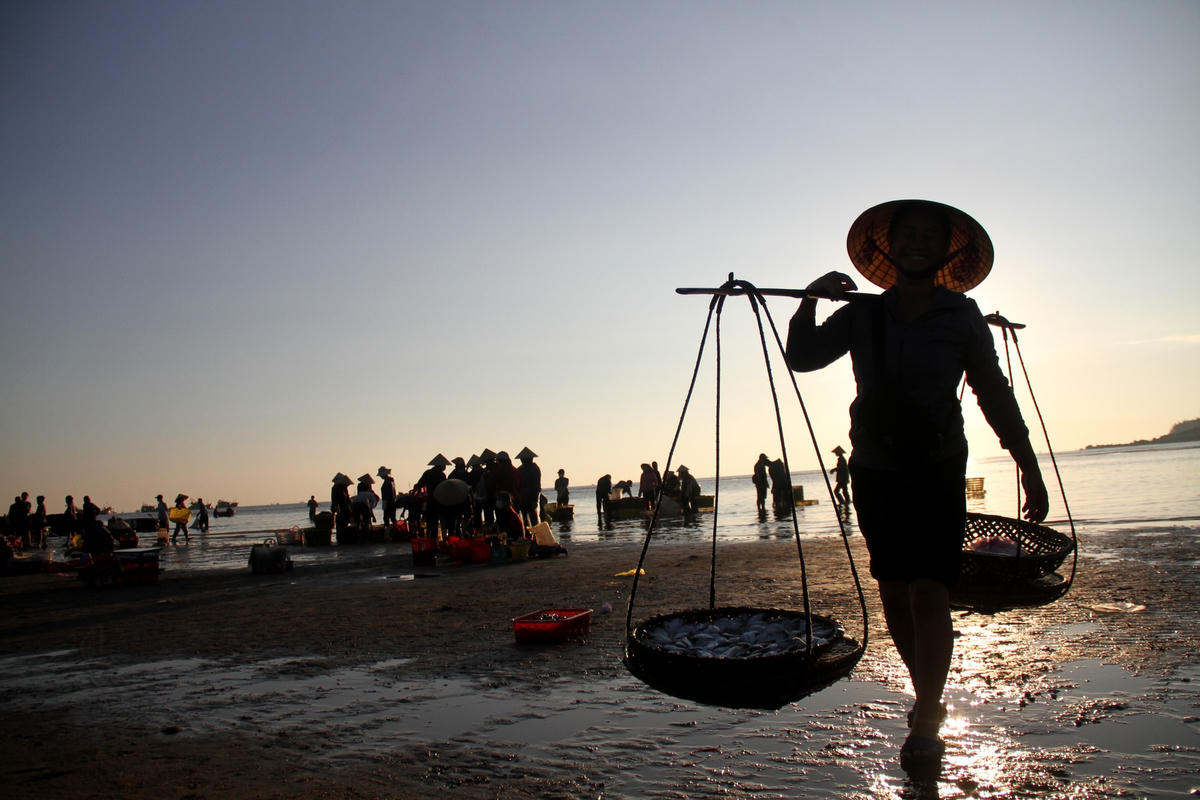 Ảnh: Những người phụ nữ tất bật trong ngày 8/3