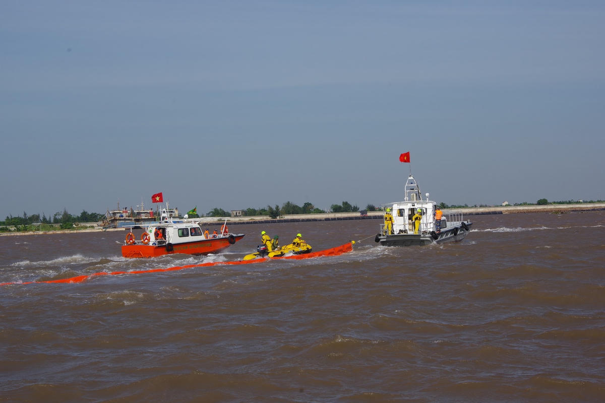 Các lực lượng chức năng đã khẩn trương huy động lực lượng, phương tiện, phối hợp triển khai các biện pháp ứng phó.