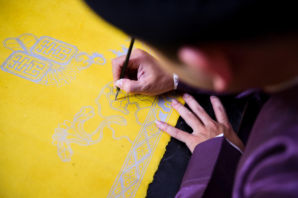 Họa sĩ Nam Chi đã luôn trau dồi kiến thức, tập luyện, đồng thời đã cho ra đời các bức họa với sự sáng tạo của riêng mình, dựa trên nền tảng mẫu truyền thống của ông cha đã để lại.