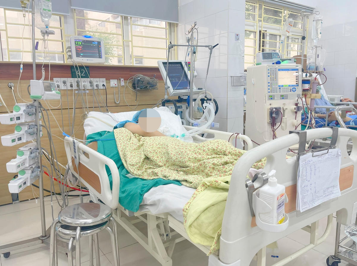 Bệnh nhân ngộ độc thuốc diệt chuột đang được điều trị tại Bệnh viện Bạch Mai. Ảnh BVCC.
