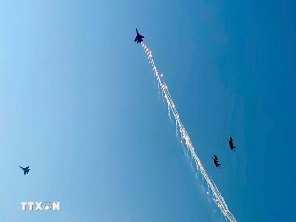 Màn trình diễn phun bẫy nhiệt của máy bay tiêm kích Su-30MK2 trên bầu trời Thành phố Hồ Chí Minh. (Ảnh: Hồng Giang/TTXVN)