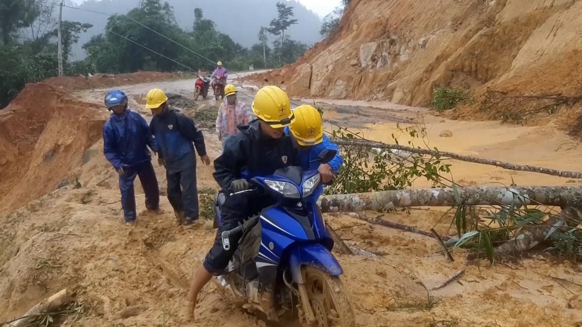 Công nhân Công ty Điện lực Đông Giang túc trực khắc phục sự cố điện.