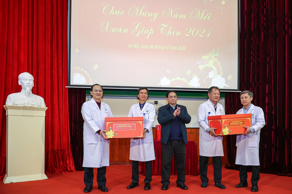 Thủ tướng Phạm Minh Chính thăm, chúc Tết, động viên cán bộ, bác sĩ và bệnh nhân các bệnh viện tại Hà Nội- Ảnh 4.