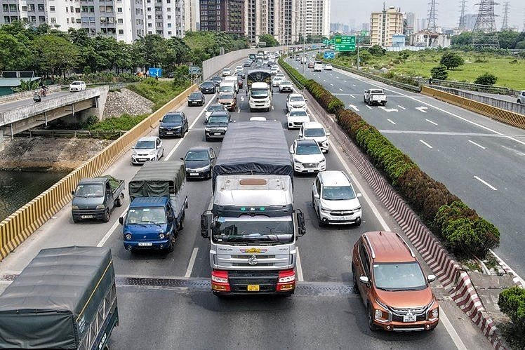  Cứ mỗi khi đến dịp cuối tuần hoặc kỳ nghỉ lễ, tuyến cao tốc Pháp Vân - Cầu Giẽ thường xuyên xảy ra ùn tắc kéo dài.