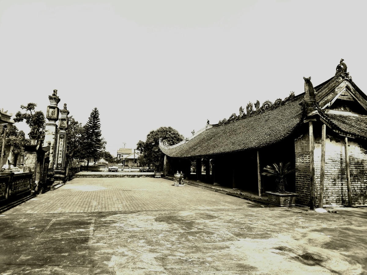 Ngôi đình cổ gắn với nhiều thế hệ người dân nơi đây.