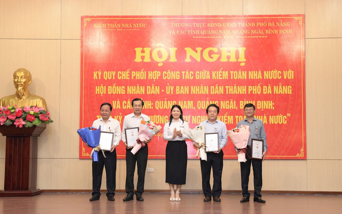 Phó Tổng Kiểm toán nhà nước Hà Thị Mỹ Dung trao Kỷ niệm chương “Vì sự nghiệp Kiểm toán nhà nước” cho cán bộ thuộc HĐND, UBND 4 tỉnh, thành phố. Ảnh: Nguyễn Ly