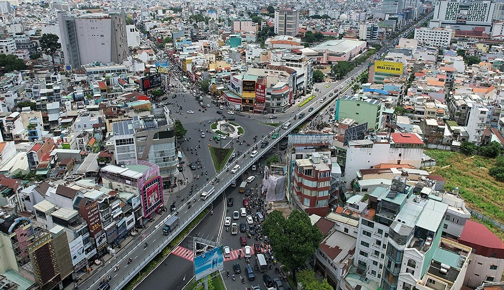 Cầu vượt thép ở khu vực lăng Cha Cả.