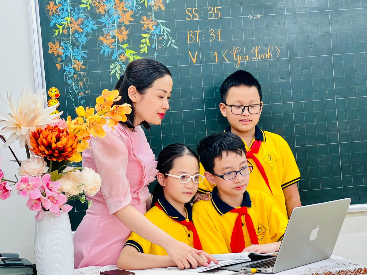 Cô Trang cùng học sinh.