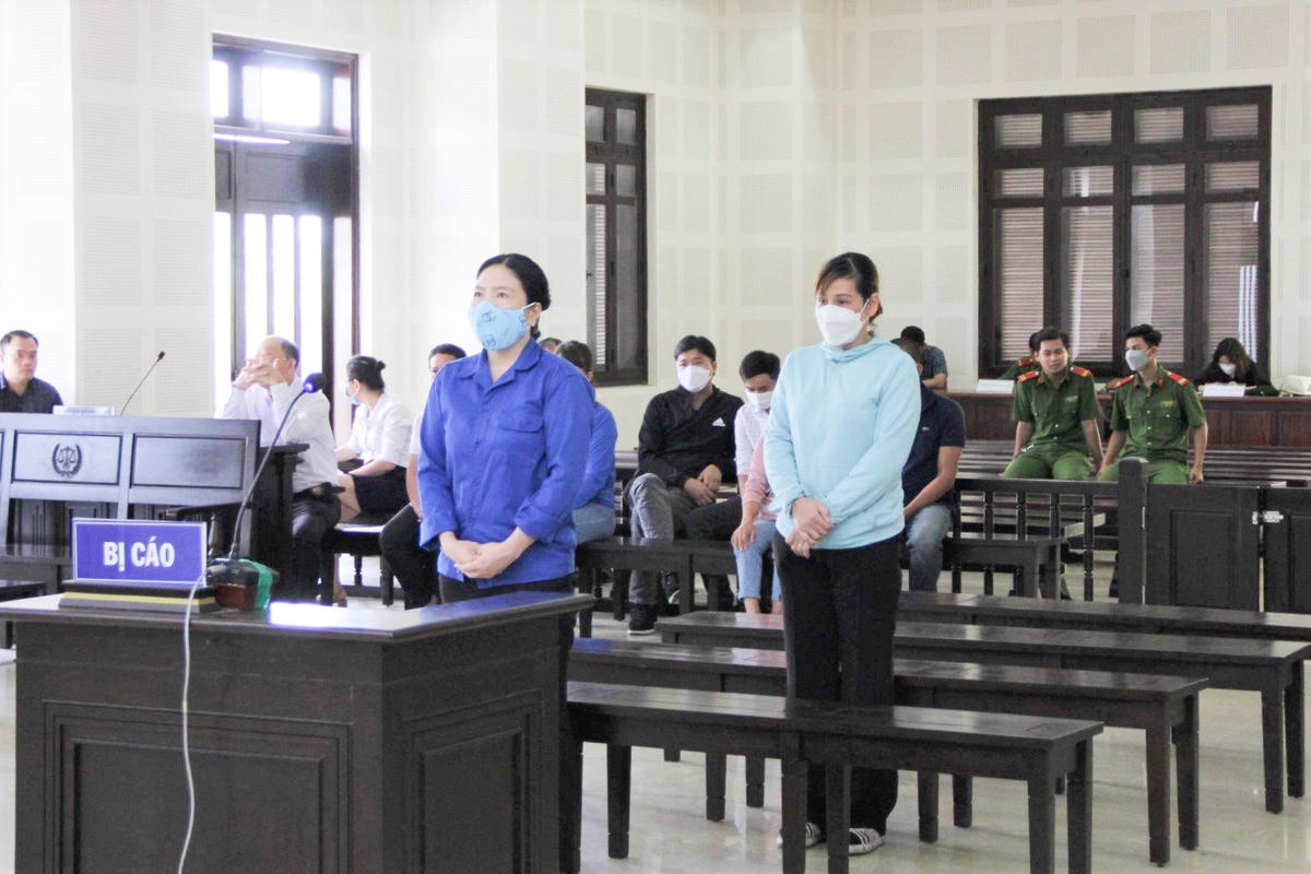 Đào Thị Như Lệ (trái) và Dương Thị Ngọc Anh tại phiên tòa ngày 18/8.