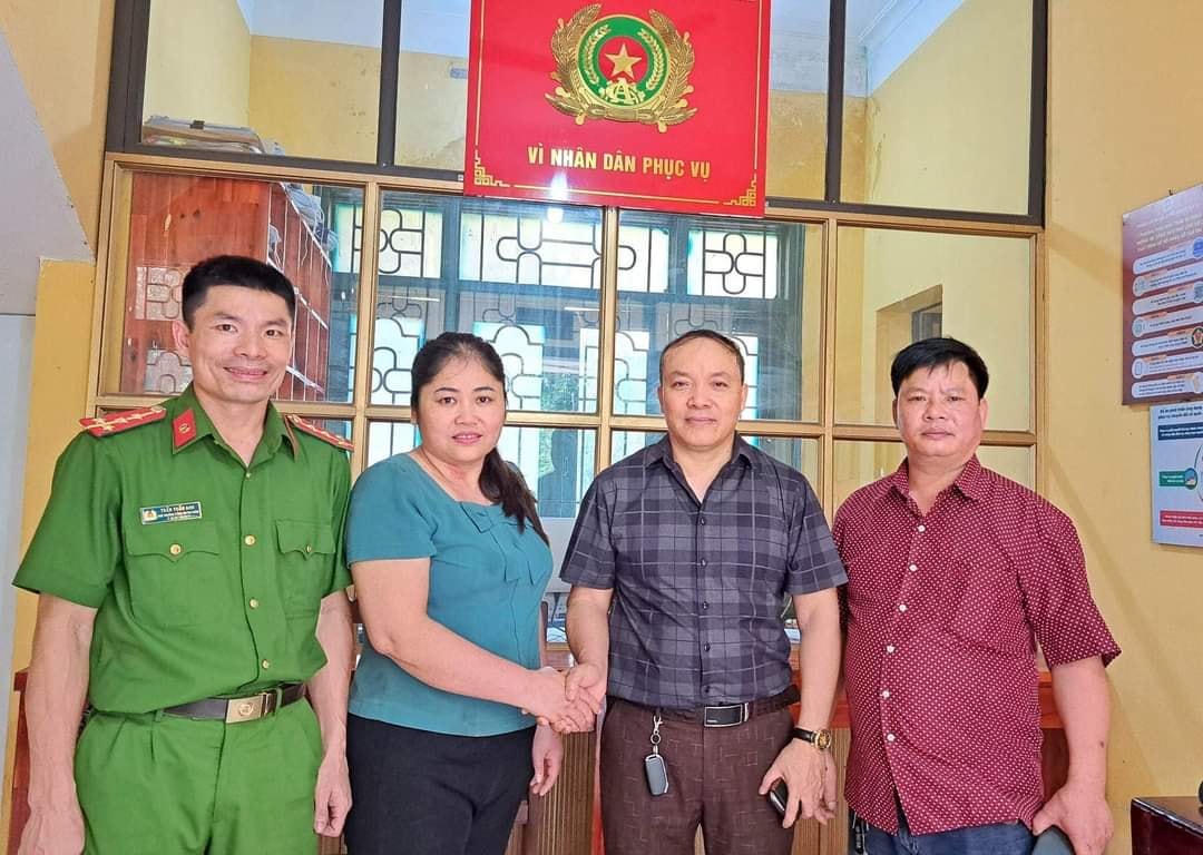 Sau khi làm các thủ tục cần thiết, chị Nhung đã chuyển lại tiền cho anh Sơn. Ảnh Công an tỉnh Phú Thọ