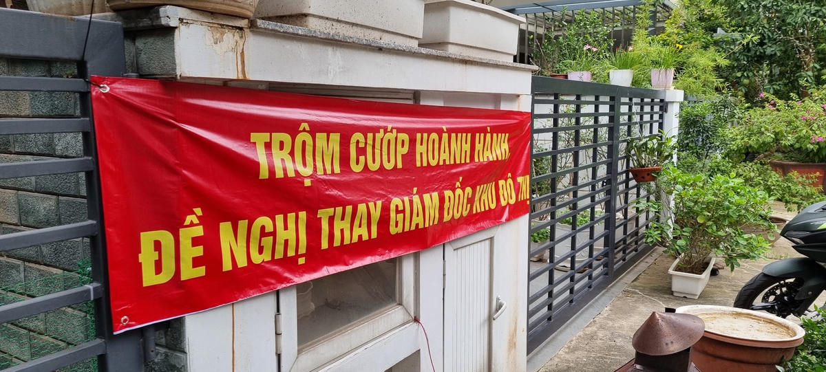 Cư dân treo băng rôn phản đối ban quản lý khu đô thị