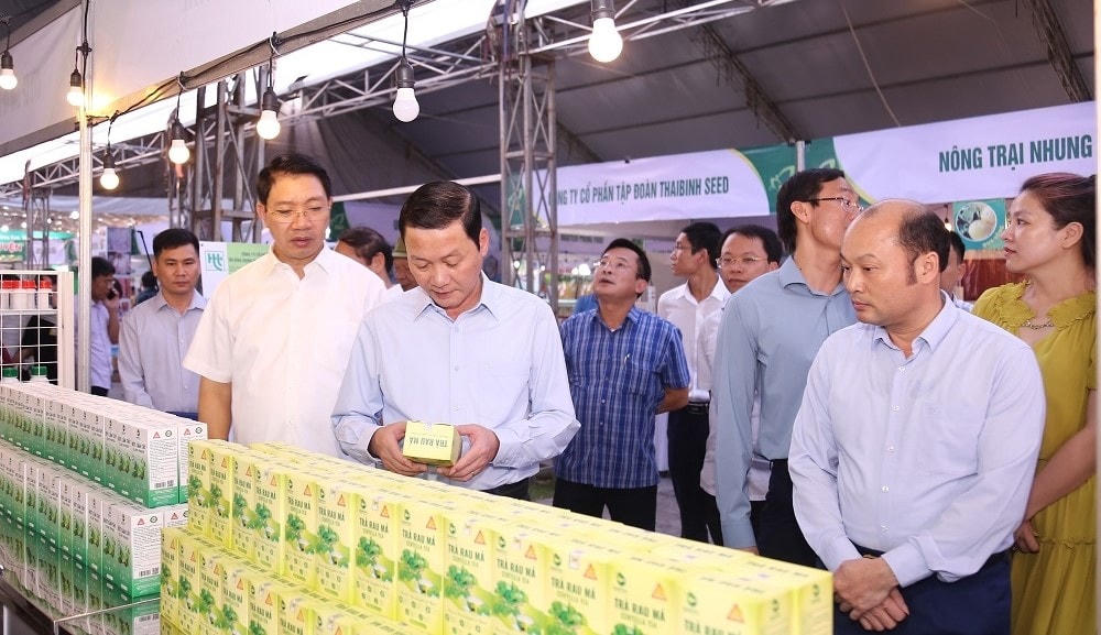 Ông Đỗ Minh Tuấn, Chủ tịch UBND tỉnh Thanh Hóa đi kiểm tra các gian hàng vào ngày 9/11 (trước ngày khai mạc sự kiện).
