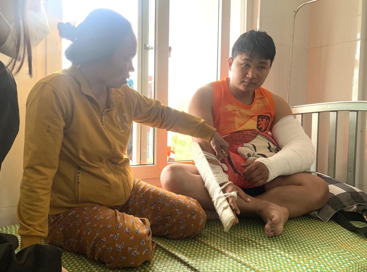 Người nhà chăm sóc điều trị anh Đạt tại bệnh viện.