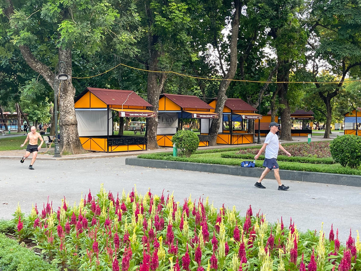 Nhiều công viên tại Hà Nội đang bị tận dụng không gian để cho các doanh nghiệp, cá nhân thuê mặt bằng kinh doanh. Ảnh: Quang Vinh.