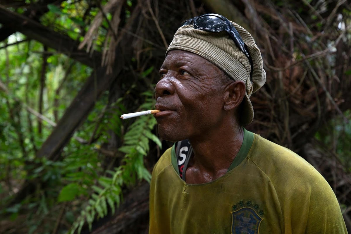 Logger, Egbontoluwa Marigi, 61 tuổi, trong một bức chân dung khi ông phá khói, trong khu rừng ở Ipare, Bang Ondo, Nigeria.