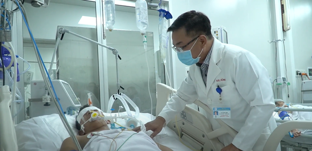 Bác sĩ thăm khám cho một bệnh nhân bị ngộ độc botulinum tại Bệnh viện Chợ Rẫy (TPHCM).  