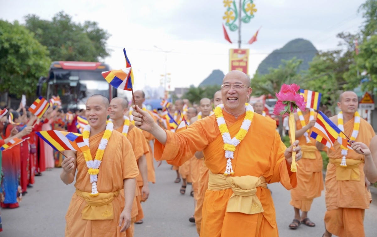Đại đức Thích Trúc Thái Minh cùng chư Tôn đức Tăng trong đoàn diễu hành.