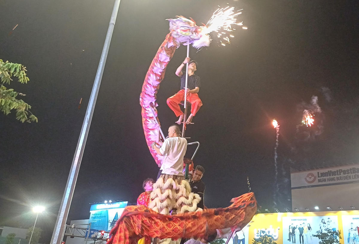 Đội đang trình diễn múa lân trên cao.