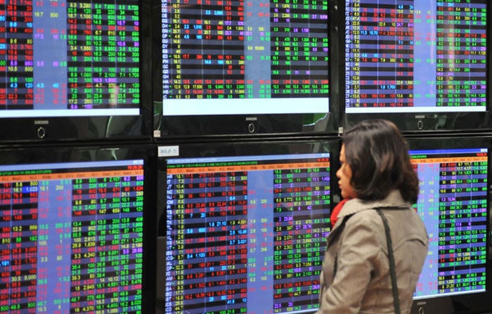 Nhà đầu tư băn khoăn với các giao dịch chứng khoán.