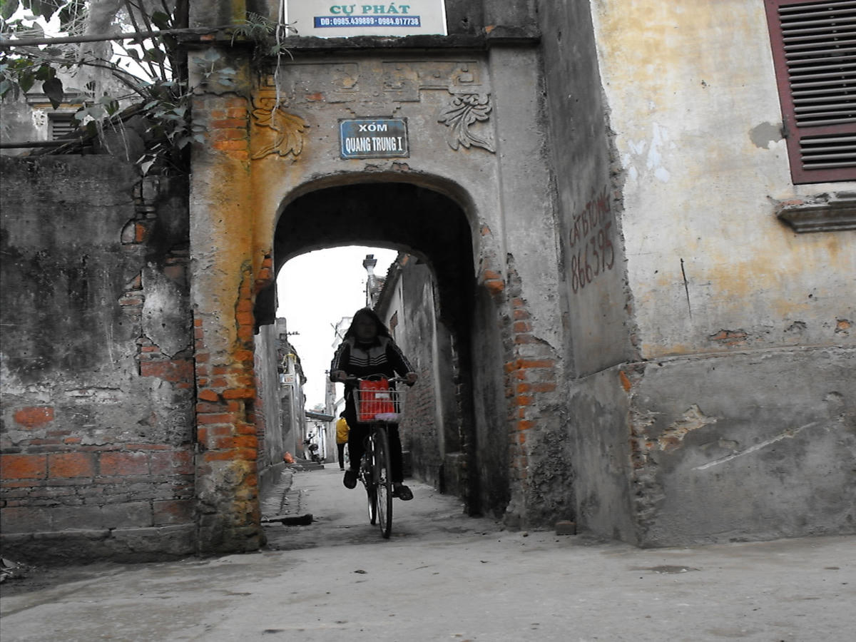 Trong làng, có nhiều cổng ngõ với lối kiến trúc khác nhau.  