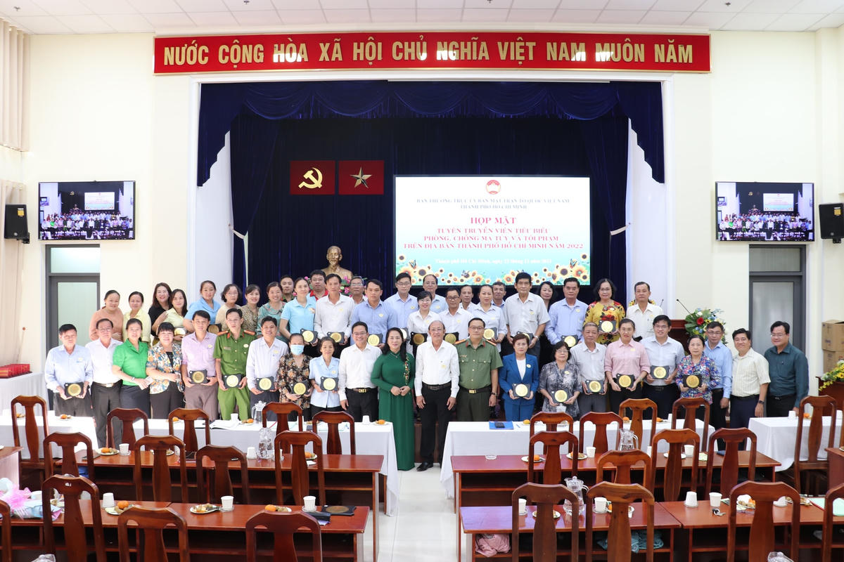 Bà Trần Kim Yến - Chủ tịch UBMTTQ Việt Nam TP HCM tuyên dương những tuyên truyền viên tiêu biểu.