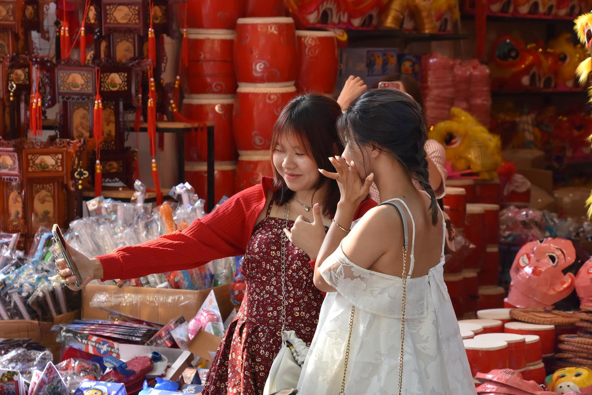 [ẢNH] Phố Hàng Mã nhộn nhịp, tất bật cận kề rằm tháng Bảy