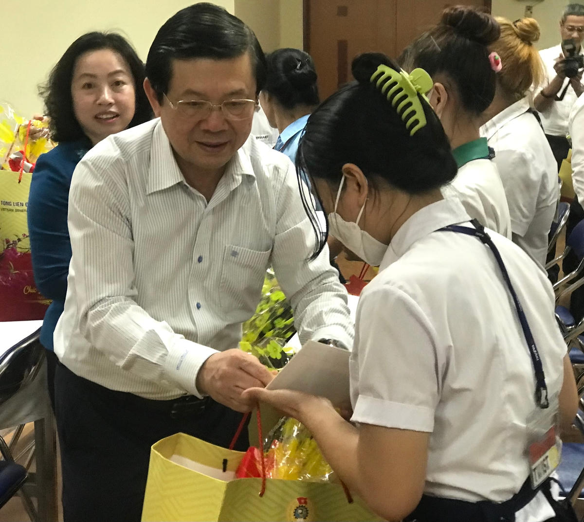 Phó Chủ tịch UBTƯ MTTQ Việt Nam Nguyễn Hữu Dũng trao quà Tết cho công nhân Công ty TNHH Yazaki EDS Việt Nam.