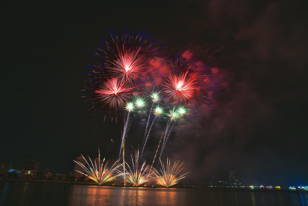 Sông Hàn Đà Nẵng lung linh, rực rỡ sắc màu 'Thế giới không khoảng cách'