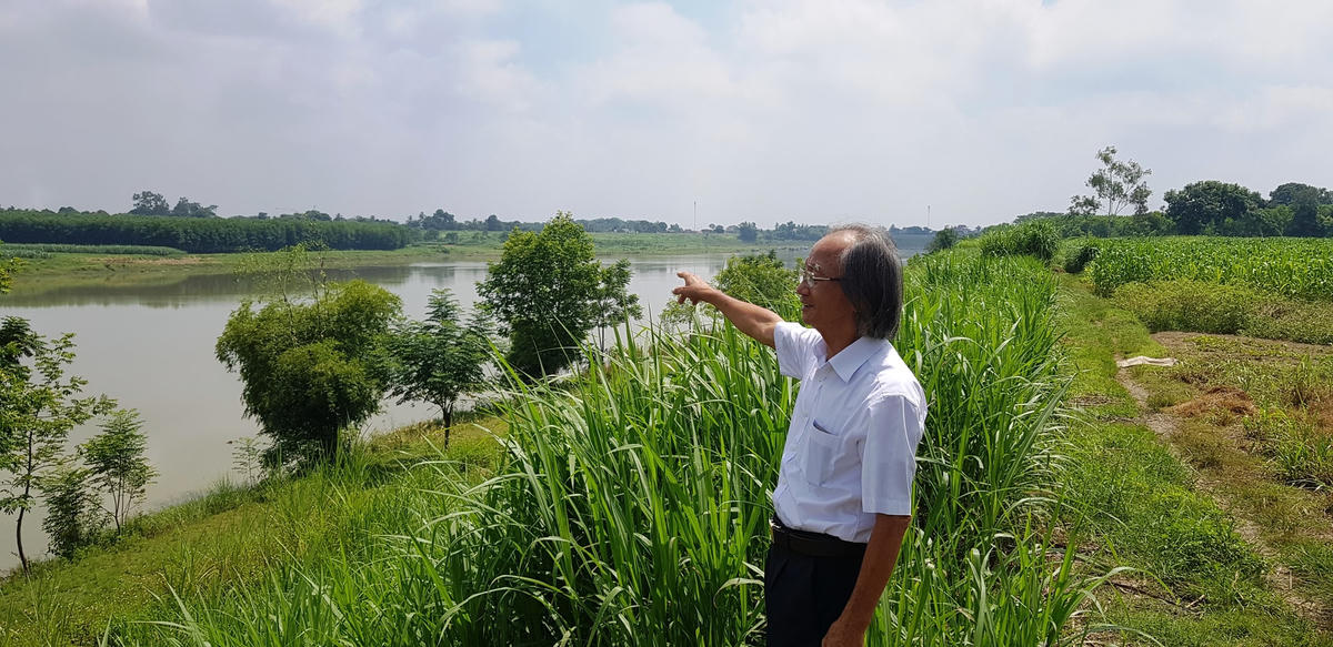 Nhà nghiên cứu lịch sử Hoàng Hùng bên khúc sông có ngôi mộ bí ẩn.  