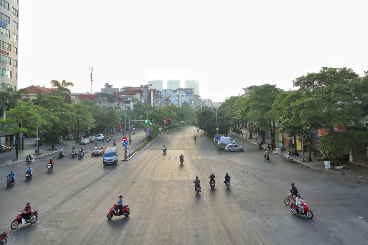 Bí thư Thành ủy Hà Nội Đinh Tiến Dũng vừa giao UBND thành phố chỉ đạo các sở chuyên ngành nghiên cứu lập quy hoạch quản lý và sử dụng lòng đường, vỉa hè từng tuyến phố, từng khu vực. 