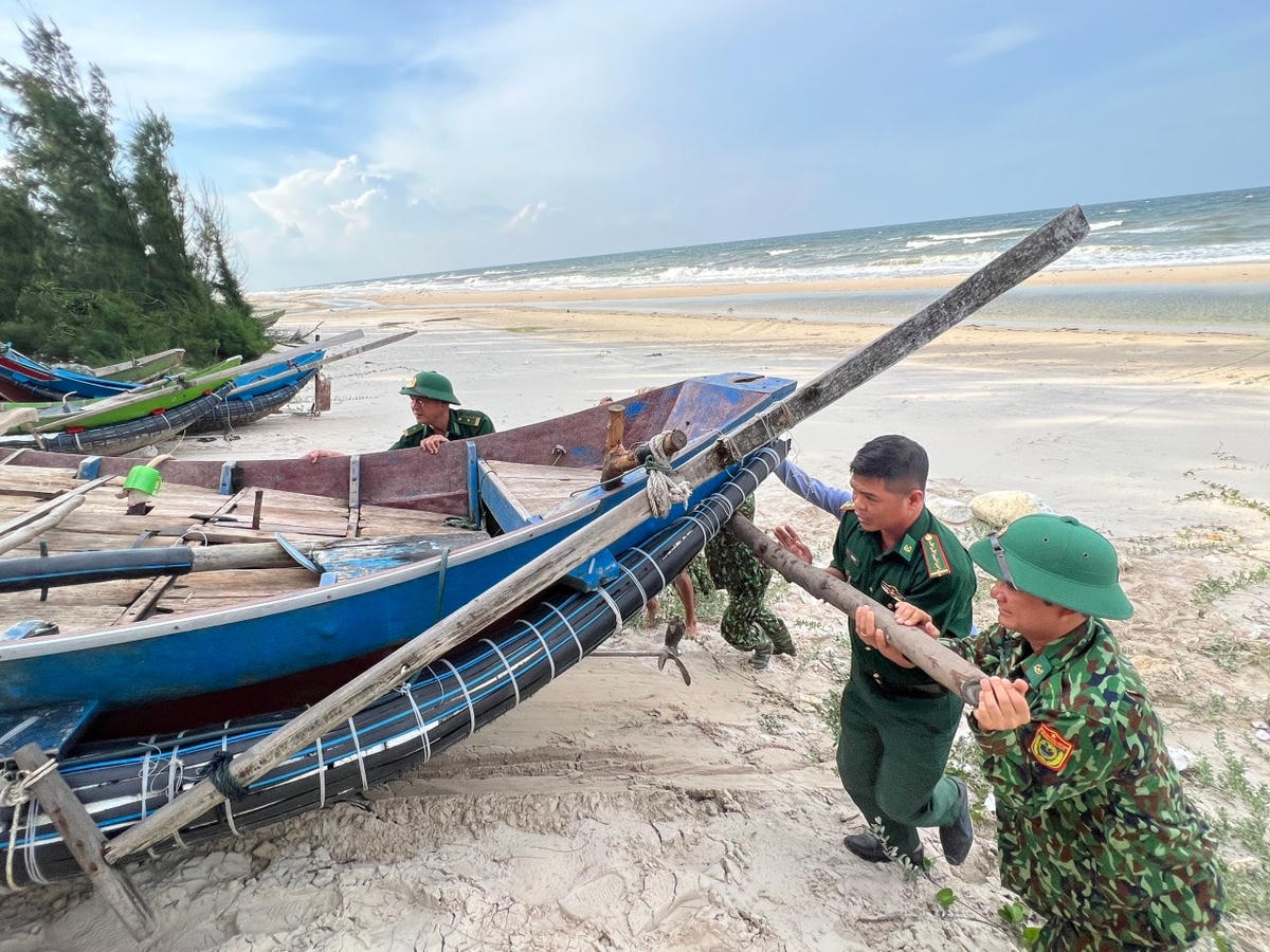 Lực lượng Đồn Biên phòng Cửa Tùng tuyên truyền lưu động phòng chống bão, chằng chống nhà cửa giúp dân, triển khai tuần tra kiểm soát trên sông, ngăn chặn ngư dân ra khơi đánh bắt hải sản.