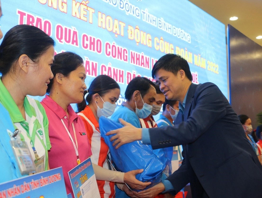 Ông Ngọ Duy Hiểu - Phó Chủ tịch Tổng Liên đoàn Lao động Việt Nam trao quà cho công nhân Bình Dương.