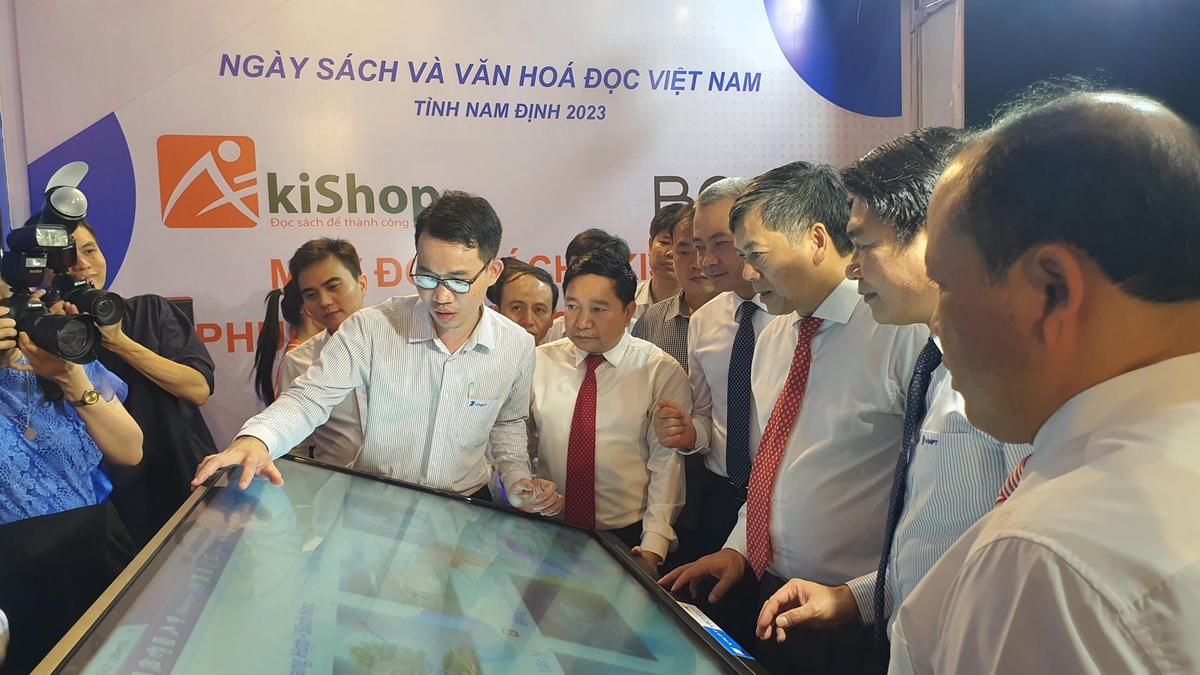 Khác biệt nhất là gian hàng sách ứng dụng công nghệ số, trải nghiệm thiết bị đọc sách thông minh. Trong ảnh là lãnh đạo UBND tỉnh Nam Định và các sở ngành của tỉnh nghe các chuyên gia của VNPT Nam Định giới thiệu về công nghệ.   