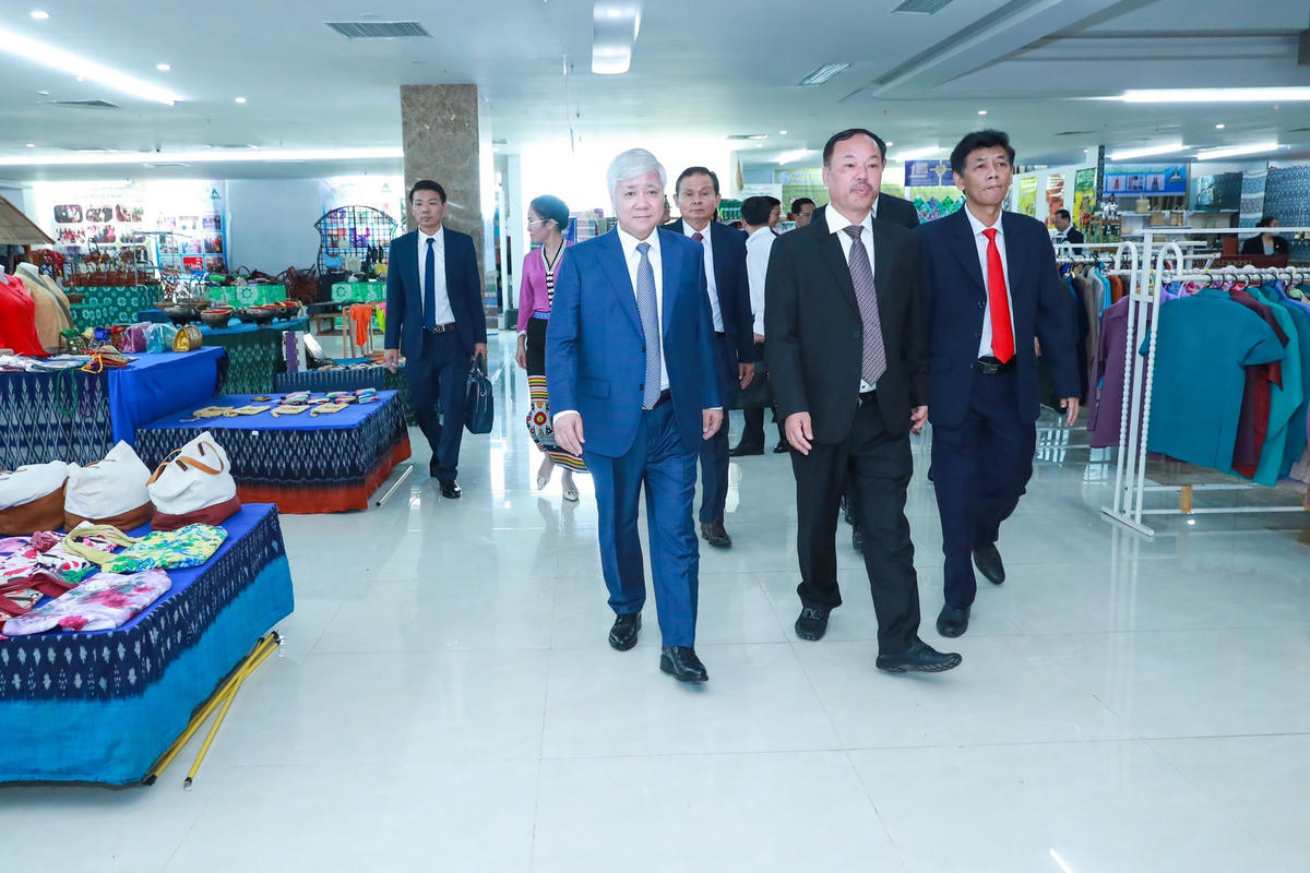 Bí thư Trung ương Đảng, Chủ tịch UBTƯ MTTQ Việt Nam Đỗ Văn Chiến thăm và làm việc với Công ty TNHH Xây dựng Chitchareune. Ảnh: Quang Vinh.