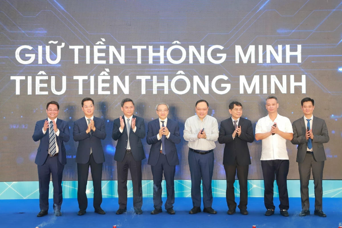 Các đai biểu khởi động chương trình "Thanh toán không dùng tiền mặt".