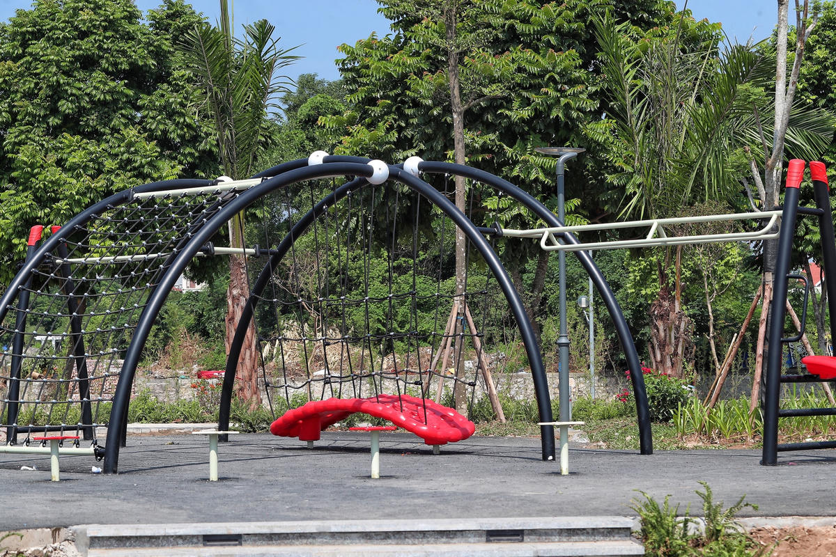 Xung quanh công viên được bố trí nhiều trò chơi dành cho trẻ em.
