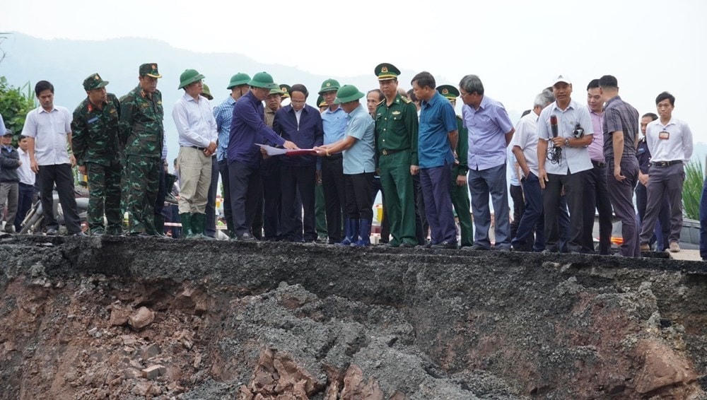 Phó Thủ tướng Lê Văn Thành kiểm tra công tác khắc phục sạt lở tuyến Quốc lộ 15D, đoạn qua xã A Ngo, huyện miền núi Đakrông, tỉnh Quảng Trị. (Ảnh: Thanh Thủy/TTXVN).