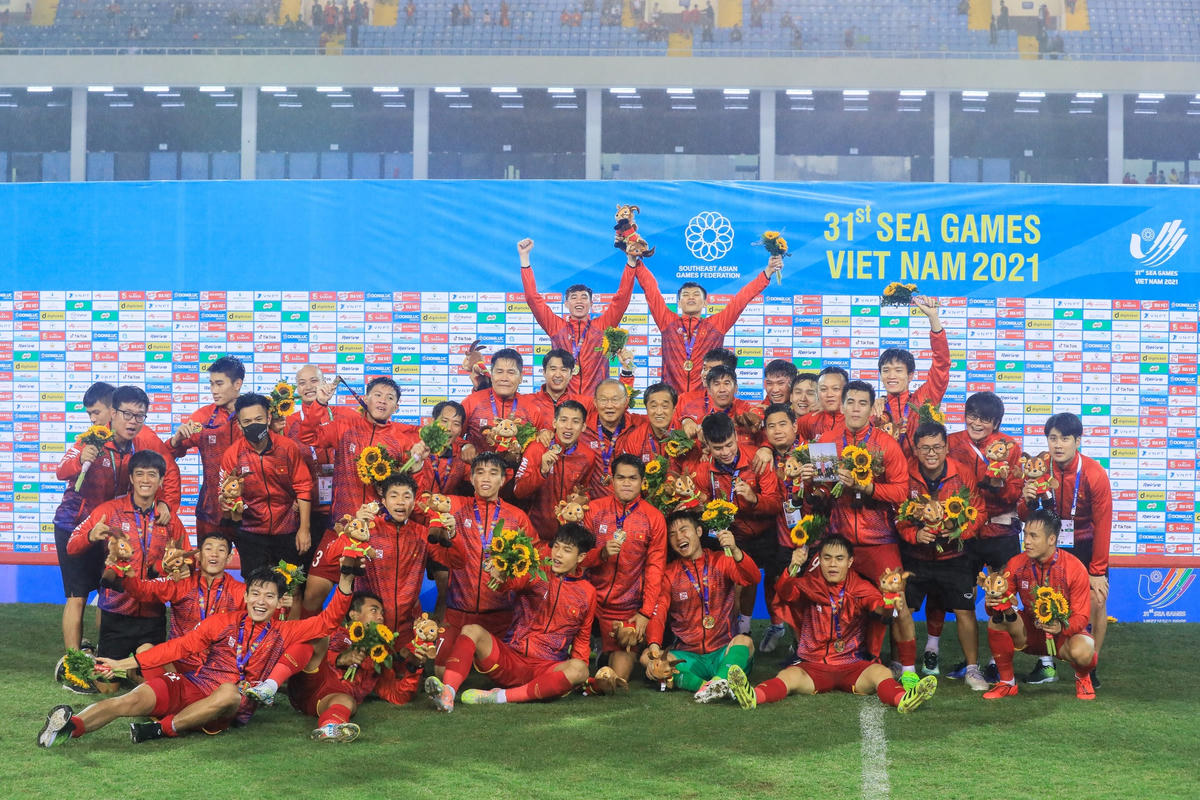 Các cầu thủ chụp ảnh sau trận đấu.  Ảnh: Phạm Quang Vinh