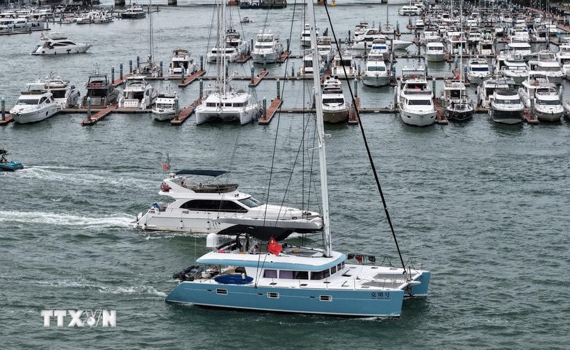 Tàu thuyền trở về nơi tránh trú bão ở thành phố Tam Á, đảo Hải Nam, Trung Quốc ngày 23/8/2025. (Ảnh: THX/TTXVN)