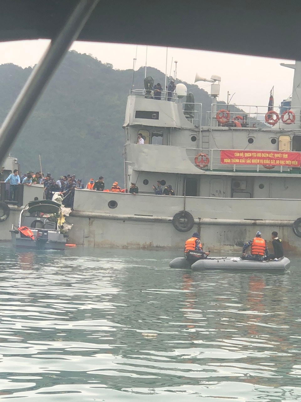 Trục vớt, đưa trực thăng gặp nạn vào đảo Cát Bà để điều tra nguyên nhân