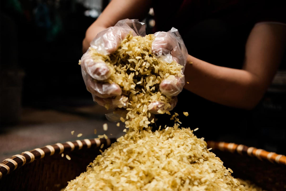 Cốm tươi là món ăn đặc sản của người dân Hà Nội mỗi độ thu về. Món ăn truyền thống này đã trở thành đặc sản nức tiếng của đất Hà Thành, dường như ai khi đến Hà Nội cũng đều muốn được thưởng thức.