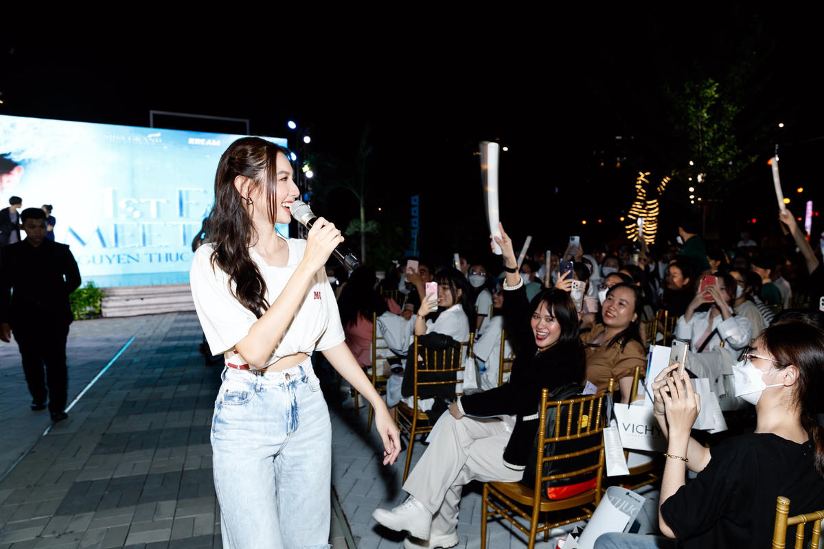 Hoa hậu Nguyễn Thúc Thùy Tiên giải đáp các thắc mắc trong buổi gặp gỡ fan. 